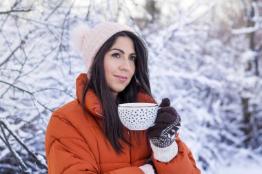 Güzel kadın kış Mountain.Winter tatil sıcak çay içme