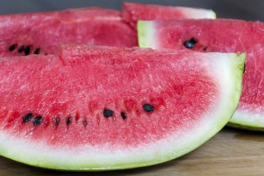 Ahşap arka planda karpuz dilimleri