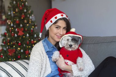 Noel Baba şapkası köpek, Noel kavramı holding neşeli genç kadın 