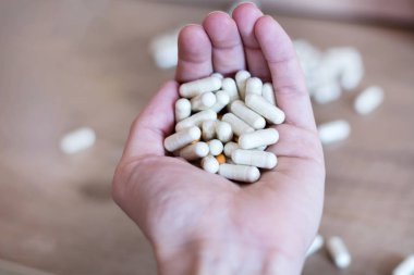 Elinde hap yığını