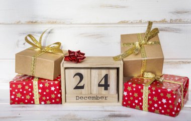 Beyaz ahşap arka plan üzerinde geleneksel Noel süslemeleri