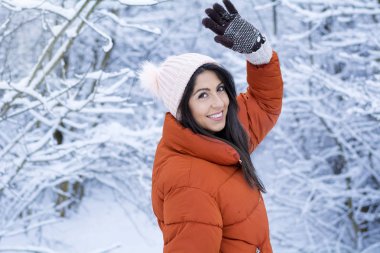 Bir kış Snowy orman içinde güzel gülümseyen genç kadın. Kış tatili