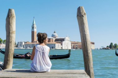 güzel genç turist kadın ile mavi denizde yüzen gondol Venedik manzarayı