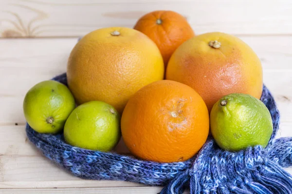 Pomarańczowe Owoce Grejpfrutów Limes Zawinięte Chustę Tle Drewnianych Zimowe Owoce — Zdjęcie stockowe