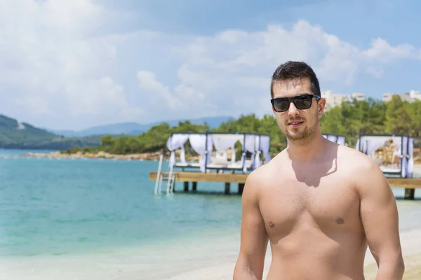 Joven Guapo Mirando Mar — Foto de Stock