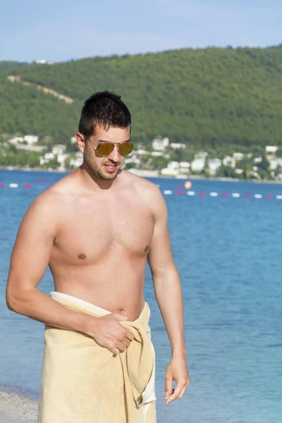 Joven Guapo Con Toalla Caminando Por Playa — Foto de Stock