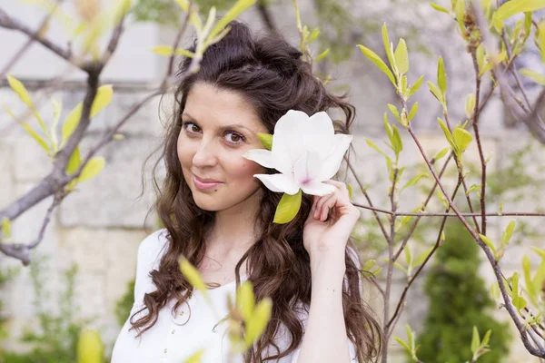 モクレンの花と美しい笑顔の女性 春の時間 — ストック写真