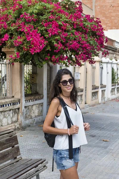 Joven Hermosa Mujer Alegre Caminando Por Calle Vieja Con Flores —  Fotos de Stock