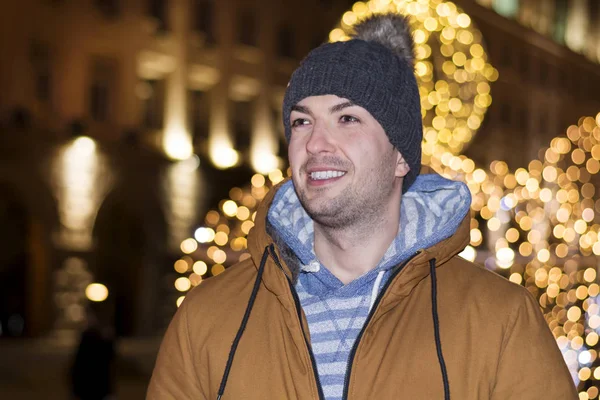 Chrismas Işıkları Ile Kentsel Sokakta Kış Ceket Yakışıklı Genç Adam — Stok fotoğraf