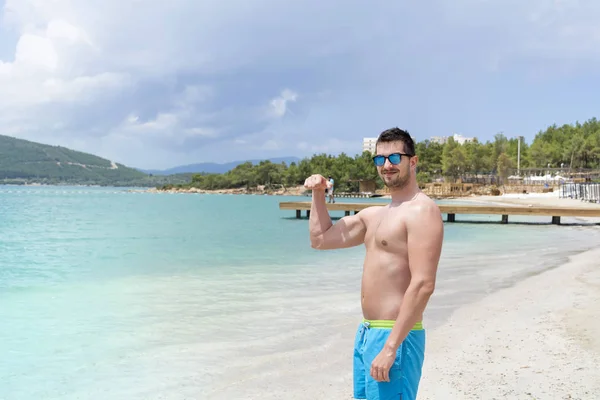 Gimnasio Guapo Morena Hombre Pelo Con Torso Desnudo Playa — Foto de Stock