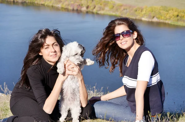 Alegre Jóvenes Mujeres Con Lindo Perro Cerca Del Río —  Fotos de Stock