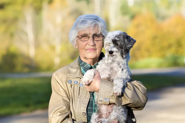 Hermosa Mujer Mayor Abrazando Lindo Perro Parque Otoño — Foto de Stock