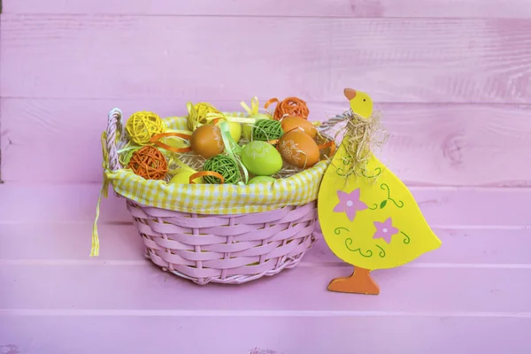 Pisanek Koszyku Różowym Tle Drewnianych Wielkanoc Ozdoby — Zdjęcie stockowe