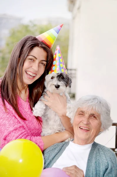 Riendo Madre Hija Con Perro Posando Cerca Globos Aéreos — Foto de Stock