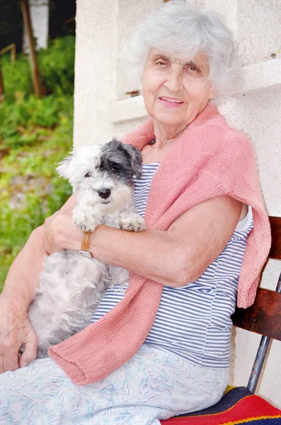 Hermosa Mujer Mayor Feliz Abrazando Lindo Perro Havanese Aire Libre — Foto de Stock