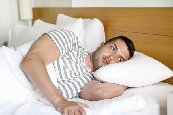 Schöner Junger Mann Schläft Glücklich Weißen Bett — Stockfoto