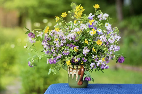 Handgemaakte Vaas Met Kleurrijke Lentebloemen Een Berg Achtergrond — Stockfoto