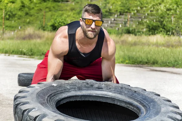 Genç Kaslı Adam Açık Spor Salonunda — Stok fotoğraf