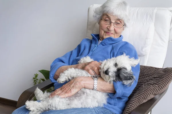 Senior Woman Abrazando Poodle Dog Casa — Foto de Stock