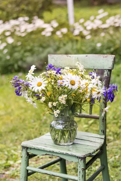 Vaas Met Kleurrijke Bloemen Een Houten Stoel — Stockfoto