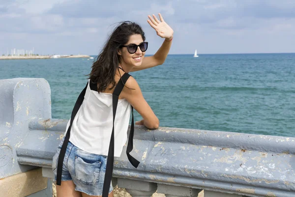 Feliz Joven Mujer Disfrutando Vista Mar —  Fotos de Stock