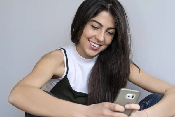 Retrato Una Hermosa Mujer Sonriente Usando Teléfono Móvil —  Fotos de Stock