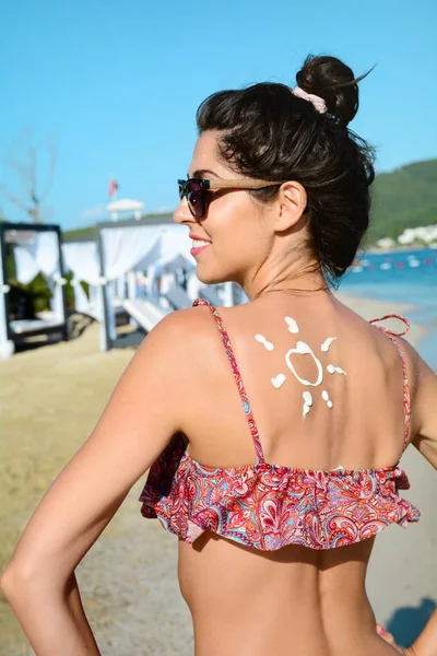 Hermosa Mujer Con Crema Solar Protector Solar Loción Bronceador Playa — Foto de Stock