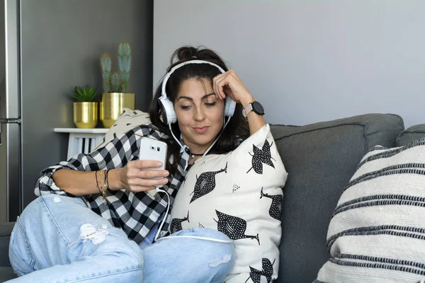 Belle Femme Avec Écouteurs Écouter Musique Maison — Photo