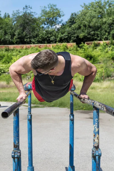 Ung Muskulös Man Utomhus Fitness — Stockfoto