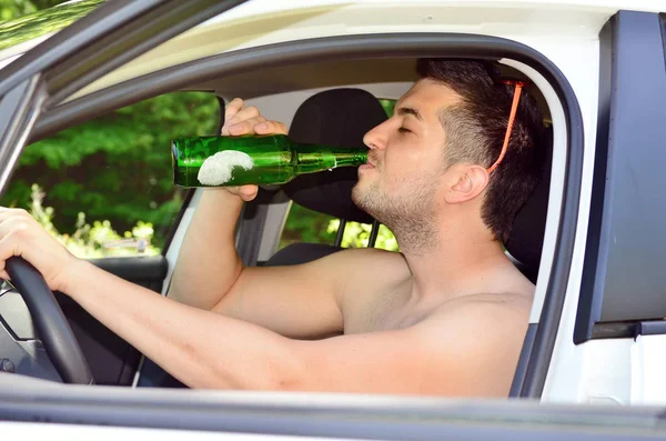 Άνθρωπος Οδήγηση Αυτοκινήτου Μπύρα Στο Χέρι — Φωτογραφία Αρχείου