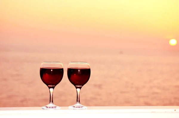 Due Bicchieri Vino Rosso Uno Sfondo Tramonto Mare — Foto Stock