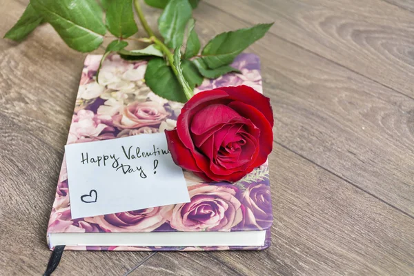 Verhoogde Weergave Van Rode Roos Met Tekst Happy Valentijnsdag Houten — Stockfoto