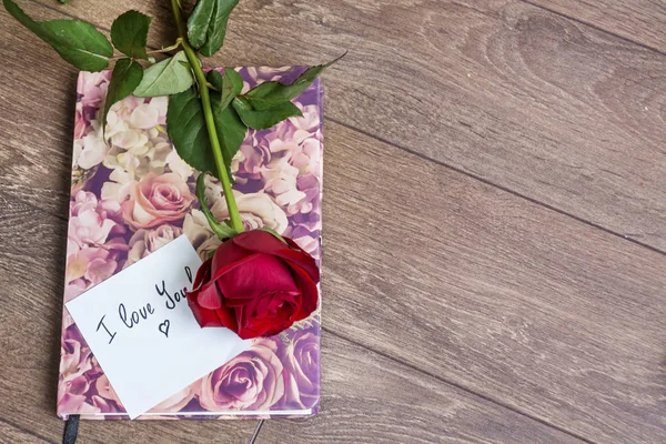 Verhoogde Weergave Van Rode Roos Met Tekst Happy Valentijnsdag Houten — Stockfoto