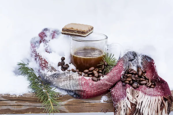 Glasbecher Kaffee Strickschal Auf Dem Schnee — Stockfoto