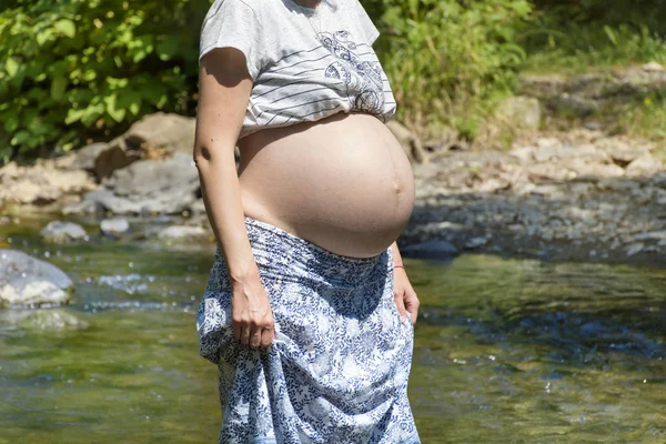 Mujer Embarazada Feliz Con Pelo Morena Pie Río —  Fotos de Stock