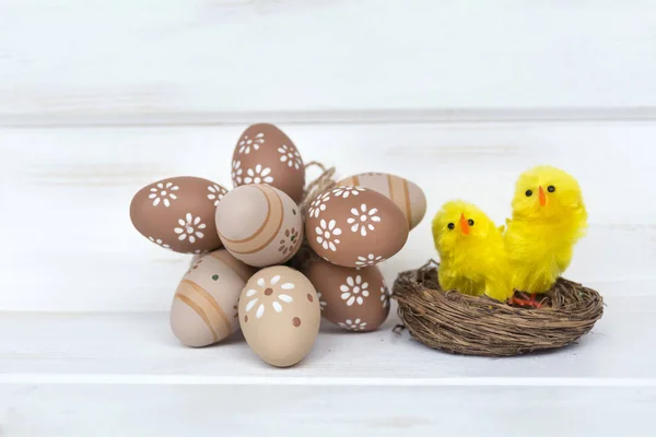 Easter Eggs Yellow Chickens White Wooden Background — Stock Photo, Image