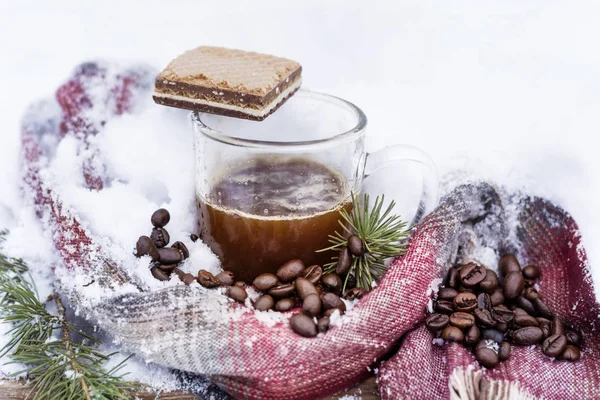 Glasbecher Kaffee Strickschal Auf Dem Schnee — Stockfoto