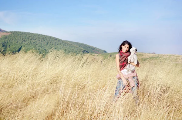 Молодая Женщина Путешествует Горах Своей Белой Собакой — стоковое фото