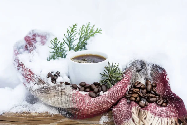 Weiße Tasse Kaffee Strickschal Auf Dem Schnee — Stockfoto