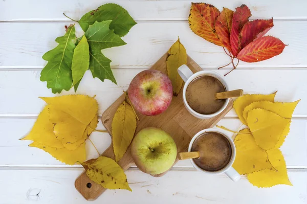 Heiße Schokolade Äpfel Und Herbstblätter — Stockfoto