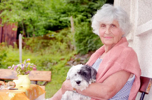 Vacker Glad Senior Kvinna Kramar Hennes Söta Havanese Hund Utomhus — Stockfoto