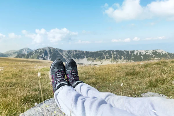 Benen Van Reiziger Zittend Een Hoge Berg Top Met Uitzicht — Stockfoto