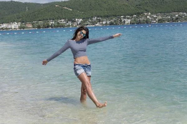 Mujer Joven Disfrutando Las Vacaciones Mar Playa —  Fotos de Stock