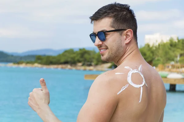 Hombre Sonriente Con Crema Solar Forma Sol Tirón Hombro Del — Foto de Stock