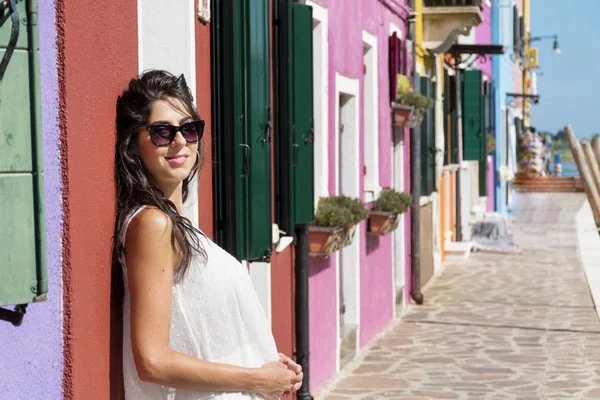 Hermosa Mujer Turística Con Vestido Blanco Caminando Burano Italia —  Fotos de Stock