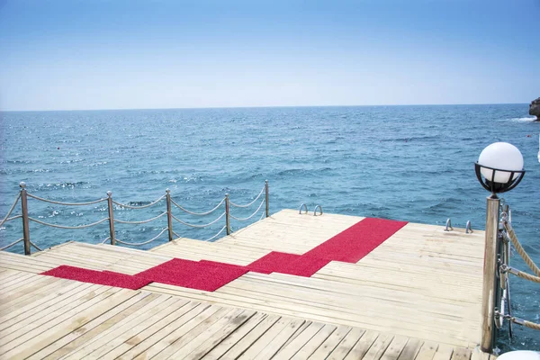Alfombra Roja Que Conduce Mar — Foto de Stock