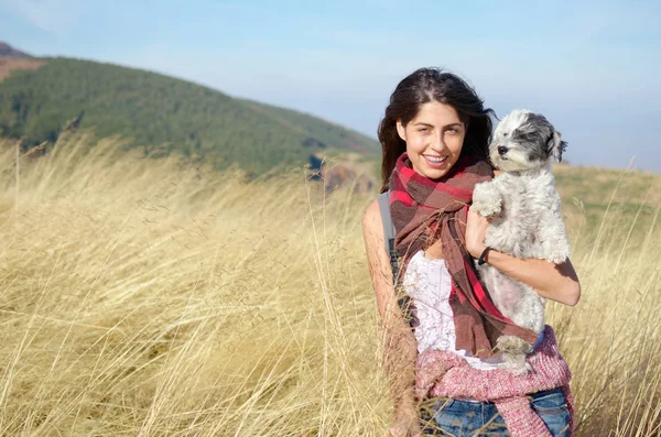 美丽的妇女与她的小狗在自然背景 — 图库照片