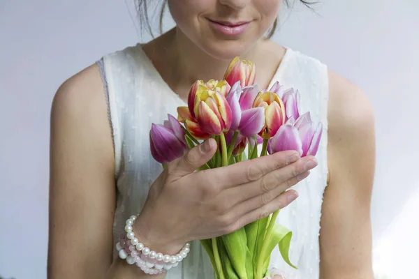 Куча Красивых Тюльпанов Руках Женщины — стоковое фото