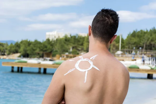 Sol Símbolo Hecho Por Crema Piel Espalda Del Hombre Joven — Foto de Stock