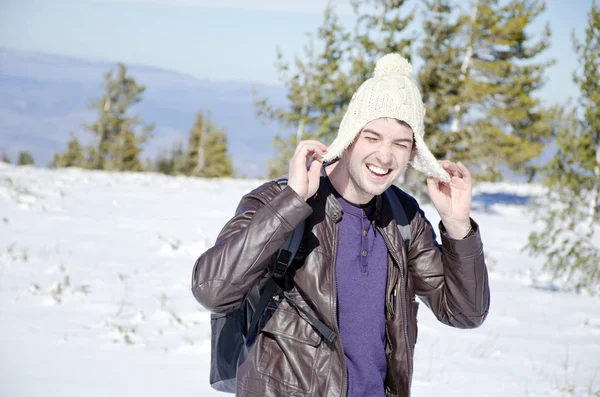 Karlı Yaylalarda Duran Ceketli Adam — Stok fotoğraf